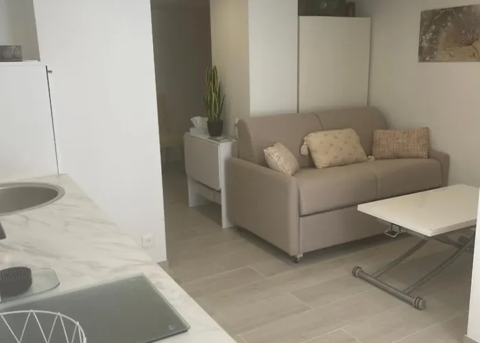 Grand Neuf A 50 M Du Port Saint-Tropez