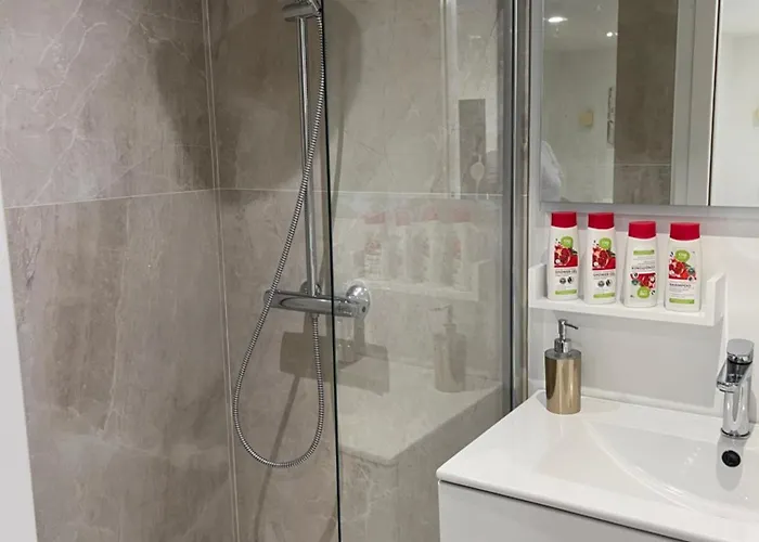 Grand Neuf A 50 M Du Port *